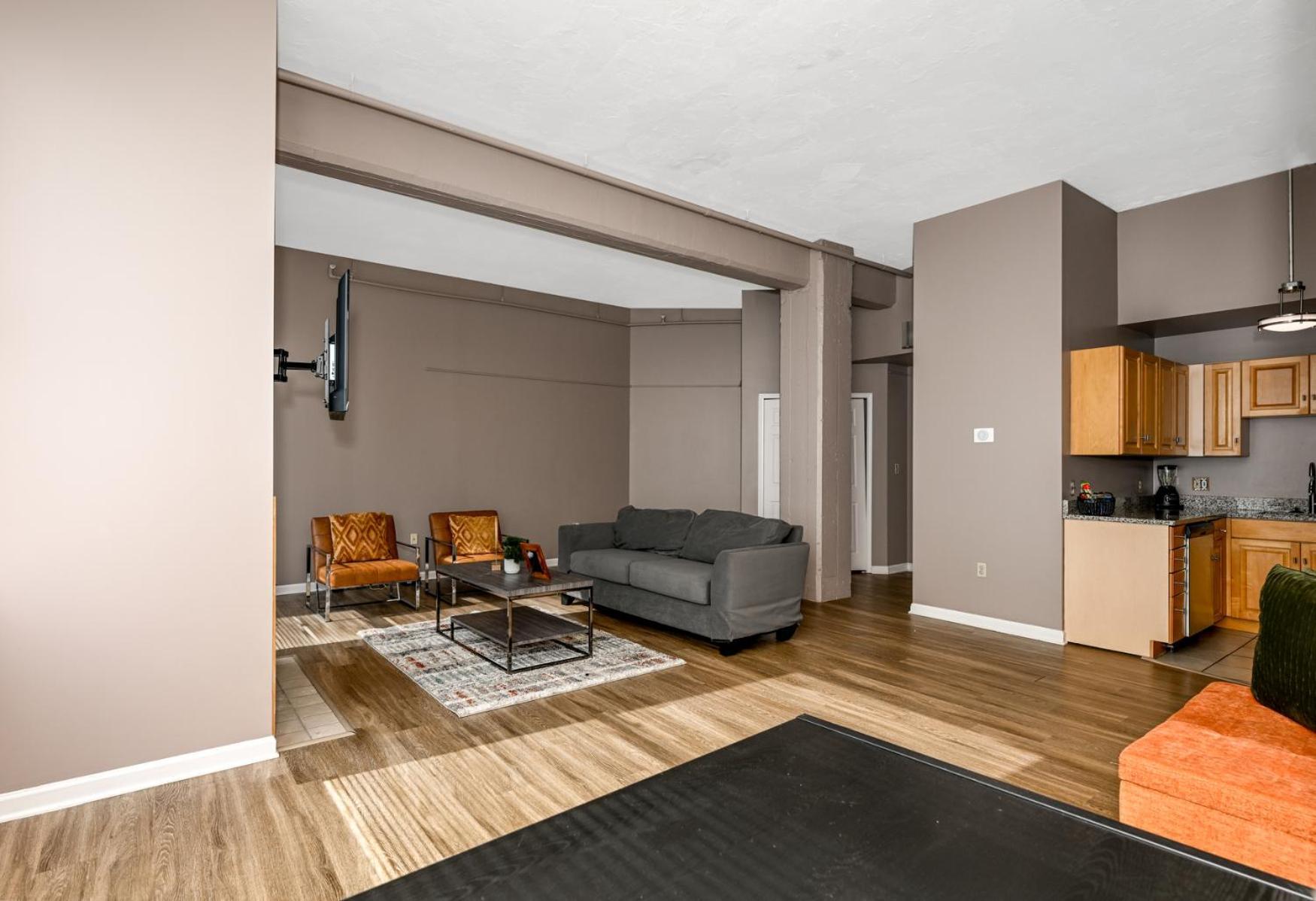 2 Bath Prkg+gym+sauna Perk Plaza +30 Day Apartment