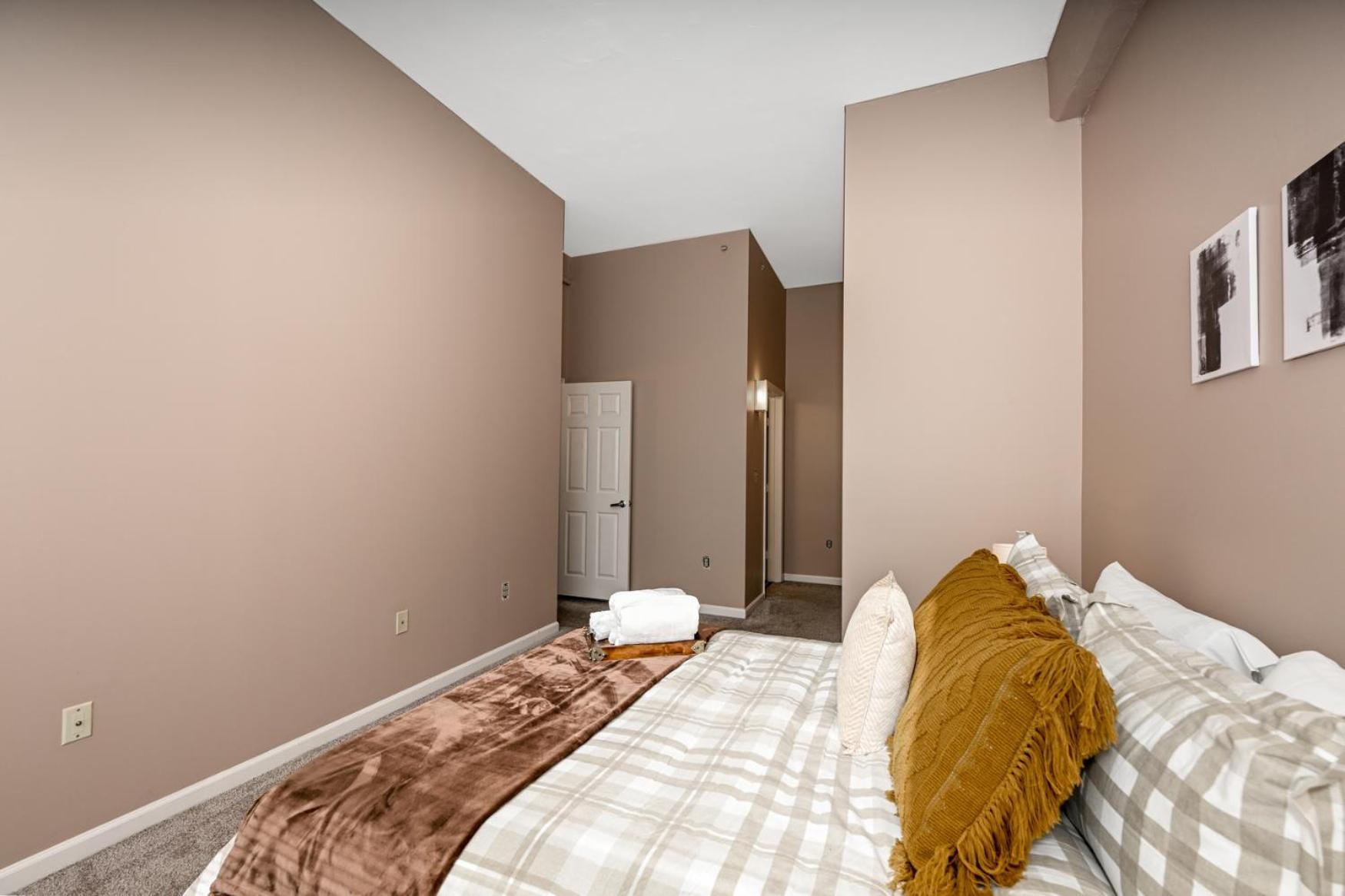 2 Bath Prkg+gym+sauna Perk Plaza +30 Day Appartement *